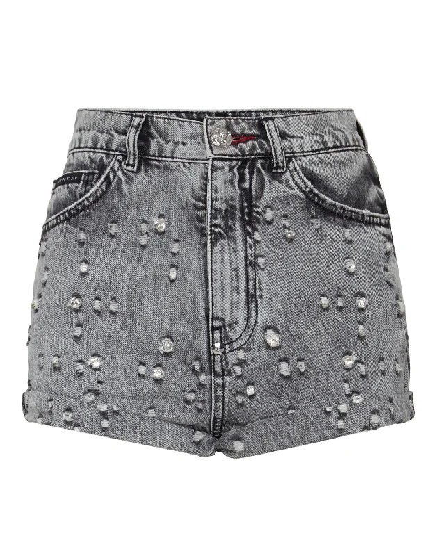 Fringe shorts – Shorts with fringe details at the hem for a boho or playful look.Fringe shorts – Shorts with fringe details at the hem for a boho or playful look.Short Crystal