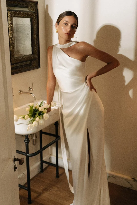 Halterneck dress – Dress with straps that tie around the neck, leaving the shoulders and back exposed.Halterneck dress – Dress with straps that tie around the neck, leaving the shoulders and back exposed.Aire Halterneck dress – Dress with straps that tie around the neck, leaving the shoulders and back exposed.Halterneck dress – Dress with straps that tie around the neck, leaving the shoulders and back exposed.Aire