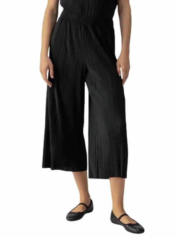 Stretch trousers – Trousers made with a small amount of spandex or elastane for added stretch and flexibility.Stretch trousers – Trousers made with a small amount of spandex or elastane for added stretch and flexibility.Plisse Culotte In Black Stretch trousers – Trousers made with a small amount of spandex or elastane for added stretch and flexibility.Stretch trousers – Trousers made with a small amount of spandex or elastane for added stretch and flexibility.Plisse Culotte In Black