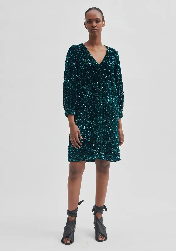 V-neck dress – Dress with a V-shaped neckline that flatters the chest and elongates the neck.V-neck dress – Dress with a V-shaped neckline that flatters the chest and elongates the neck.Second Female Winternalia Sequin Dress, Green V-neck dress – Dress with a V-shaped neckline that flatters the chest and elongates the neck.V-neck dress – Dress with a V-shaped neckline that flatters the chest and elongates the neck.Second Female Winternalia Sequin Dress, Green