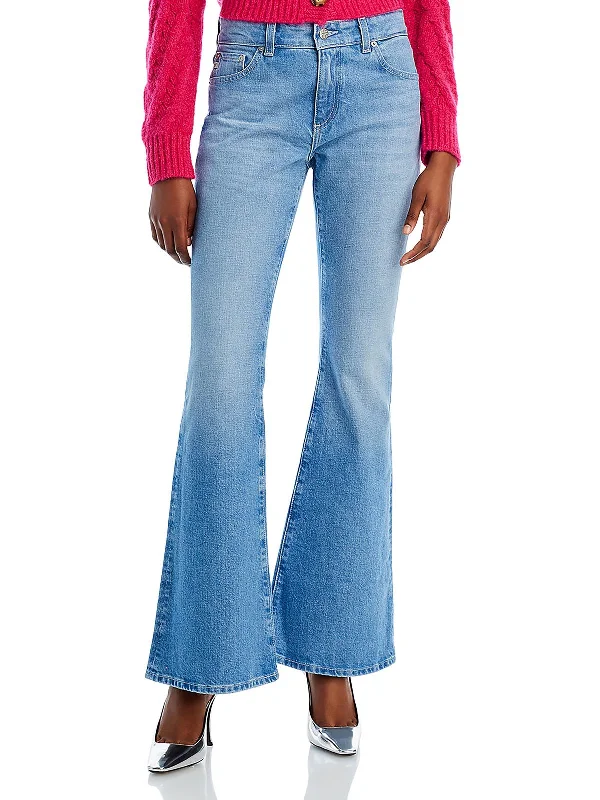 Cargo trousers – Loose-fitting trousers with large pockets on the sides, often made from durable materials.Cargo trousers – Loose-fitting trousers with large pockets on the sides, often made from durable materials.Womens Mid Rise Light Wash Flared Jeans