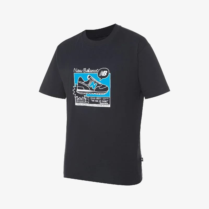 Scoop neck – Wide, rounded necklineScoop neck – Wide, rounded necklineNew Balance | ADVERT GRAPHICS T-SHIRT { BLACK Scoop neck – Wide, rounded necklineScoop neck – Wide, rounded necklineNew Balance | ADVERT GRAPHICS T-SHIRT { BLACK