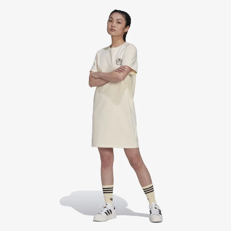 Raglan sleeve – Diagonal seam extending from the underarm to neckline, giving a sporty lookRaglan sleeve – Diagonal seam extending from the underarm to neckline, giving a sporty lookAdidas Originals | WMN'S ANDRÉ SARAIVA T-SHIRT DRESS