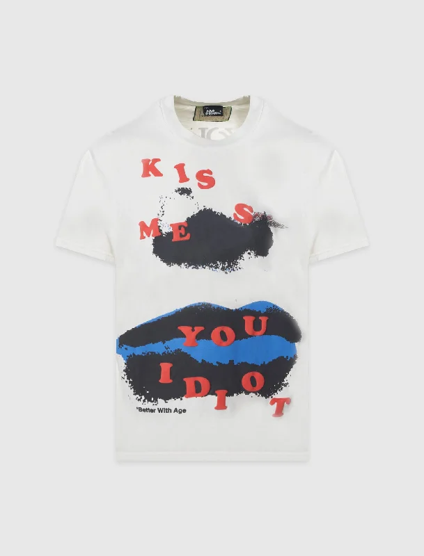 Faded – Pre-washed or faded look for a vintage vibeFaded – Pre-washed or faded look for a vintage vibeKISSING IDIOTS TEE Faded – Pre-washed or faded look for a vintage vibeFaded – Pre-washed or faded look for a vintage vibeKISSING IDIOTS TEE