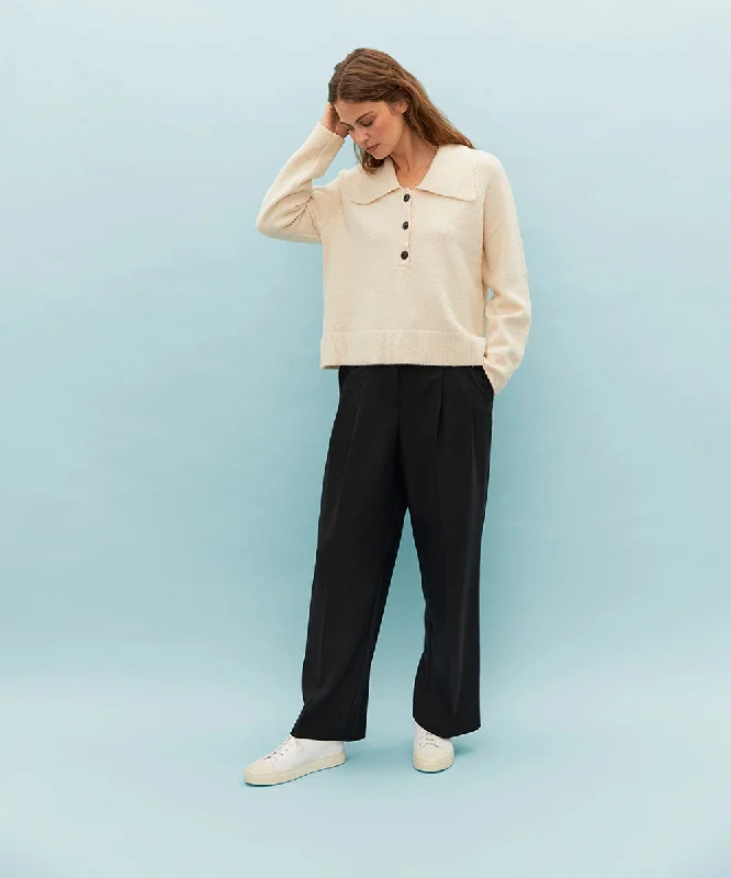 Boxy – Square, loose shapeBoxy – Square, loose shapeFaye Half Button-Up Sweater