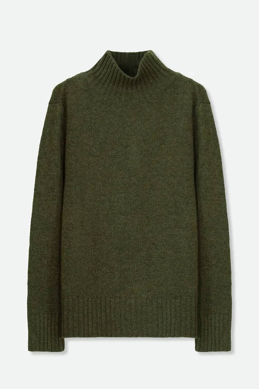 Cable knit – Featuring textured, braided patternsCable knit – Featuring textured, braided patternsBERWICK TURTLENECK SWEATER IN CASHMERE MERINO 4 PLY KNIT Cable knit – Featuring textured, braided patternsCable knit – Featuring textured, braided patternsBERWICK TURTLENECK SWEATER IN CASHMERE MERINO 4 PLY KNIT