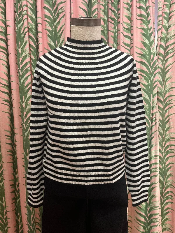 Hooded – Sweater with an attached hoodHooded – Sweater with an attached hoodVary Stripe Crew Sweater in Black/Cream Hooded – Sweater with an attached hoodHooded – Sweater with an attached hoodVary Stripe Crew Sweater in Black/Cream