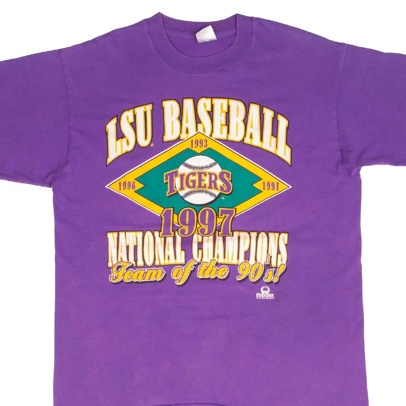 Boxy – Loose, straight cut with no shapingBoxy – Loose, straight cut with no shapingVINTAGE NCAA LSU LOUISIANA STATE TIGERS BASEBALL CHAMPIONS 1997 TEE SHIRT MEDIUM Boxy – Loose, straight cut with no shapingBoxy – Loose, straight cut with no shapingVINTAGE NCAA LSU LOUISIANA STATE TIGERS BASEBALL CHAMPIONS 1997 TEE SHIRT MEDIUM