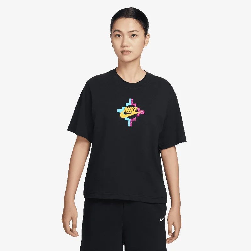 Graphic tee – T-shirt with printed designs, logos, or imagesGraphic tee – T-shirt with printed designs, logos, or imagesNike | WMN'S BOXY { BLACK Graphic tee – T-shirt with printed designs, logos, or imagesGraphic tee – T-shirt with printed designs, logos, or imagesNike | WMN'S BOXY { BLACK